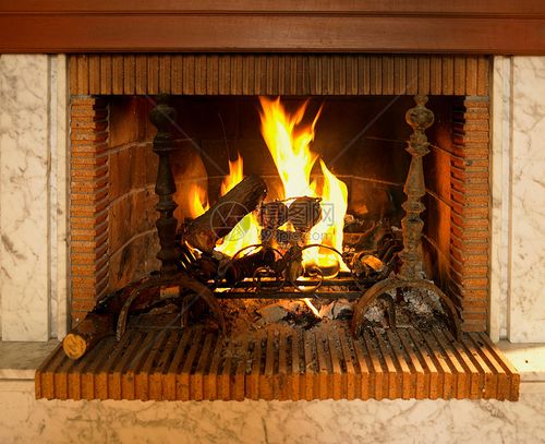 红砖环绕的壁炉
