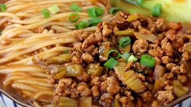 闻着味就能让人口水直流的汤米粉肉末味道香,大口吃粉