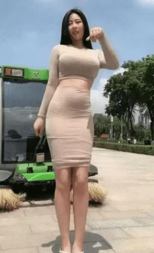 美女身材虽然性感曼妙,但是腹部的一丝赘肉还是打了折扣