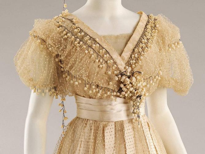 超级可爱的铃兰元素帝政风婚纱,叠纸过来抄作业