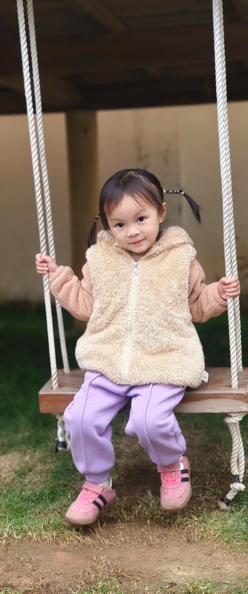 李同学:依璇妹妹#放学啦 老师给妹妹新绑的两个小辫子俏皮可爱