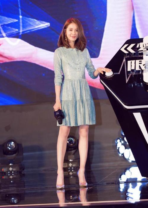 刘诗诗吴奇隆恩爱同框针织衫搭配阔腿裤随性温柔舒适自然