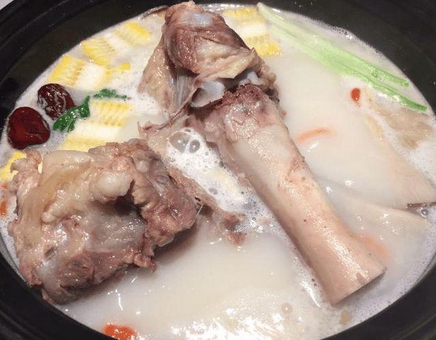炖骨头汤焯水前多做1步骨头汤更鲜美浓白无腥味