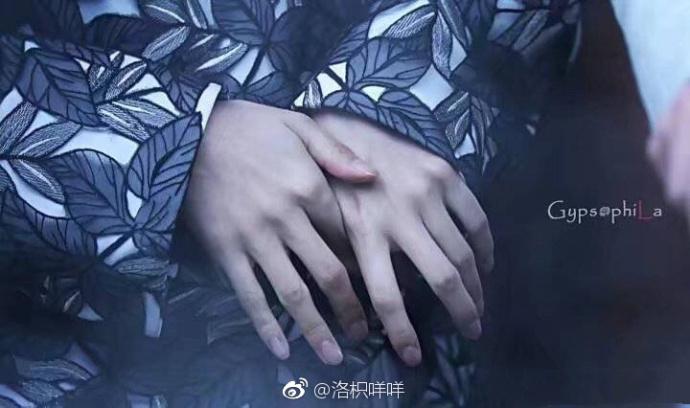 [张艺兴][分享]180728 手控迅速上线!艺兴骨节分明的纤长美手