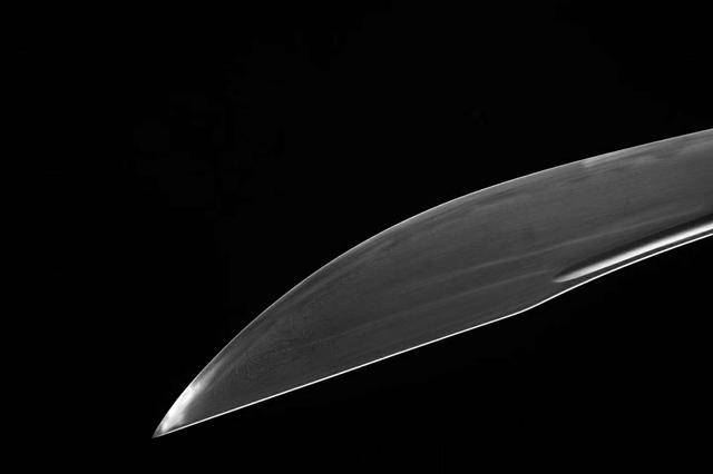 至于民间的刀型更是多样,只单刀一种,就有腰刀,柳叶刀,雁翎刀,厚背