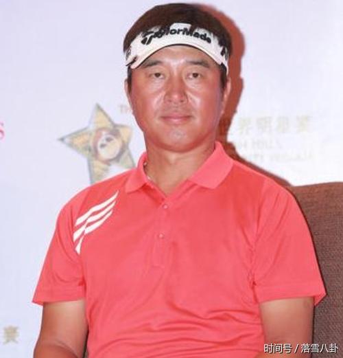 女儿25岁了,满文军也学成龙,对女儿不管不问