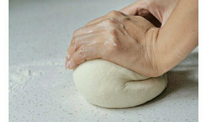 面团饧半小时后取出再次揉匀,使面团内部没有面疙瘩.