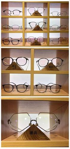 店内原木色的装修风格 镜框排列的整整齐齐 时尚,实惠,快时尚风格