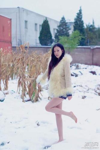 黑色透明装美女美女玩家冰天雪地秀大长腿黑色蕾丝包臀裙遮不住春光
