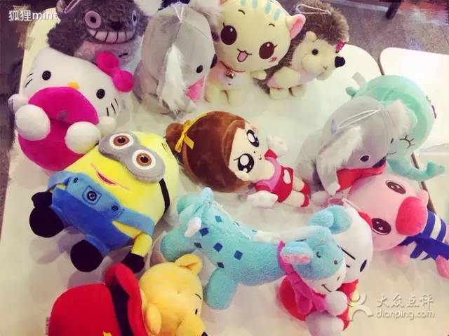 可爱美少女:这里人人手上都拿着娃娃