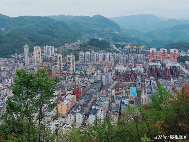 用镜头拍下巴东县野三关集镇外景