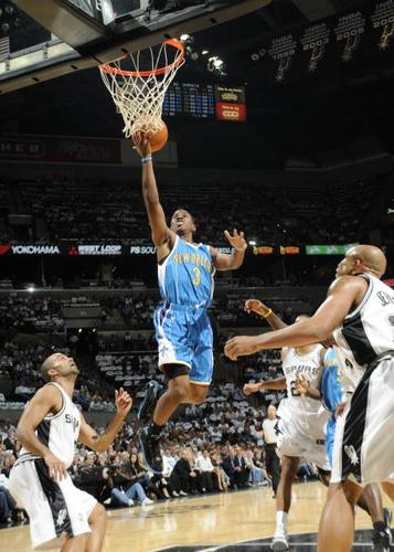 图文-[常规赛]黄蜂vs马刺 保罗突破上篮_篮球-nba_nike新浪竞技风暴