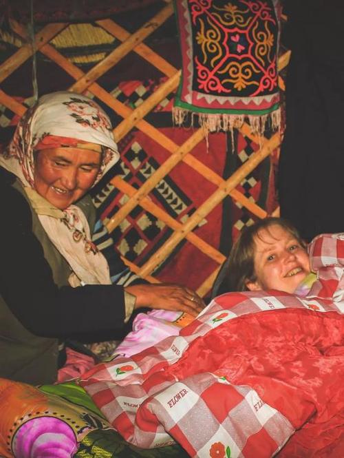 语言不通的柯族祖母怕我们冷,不停地盖被子