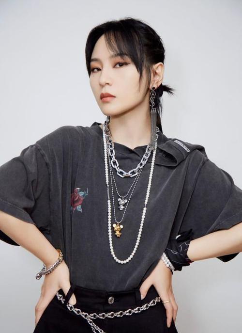 周笔畅穿紧身衣太性感了腰部没有一丝赘肉身材真是火辣