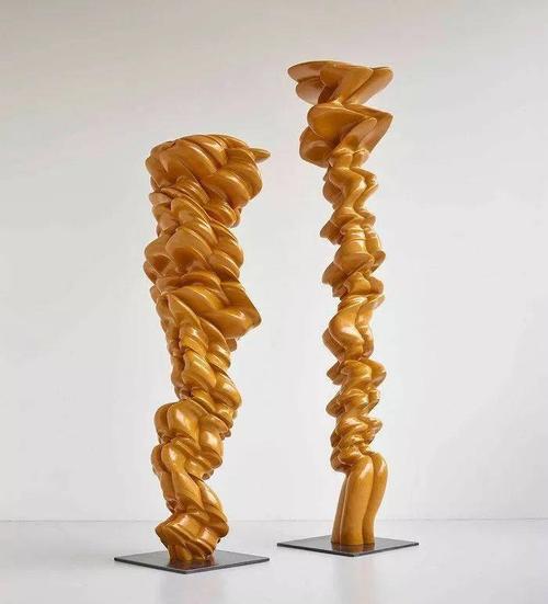 为了突出这些自然形状与雕塑作品之间的联系,展览包括艺术家收藏的一