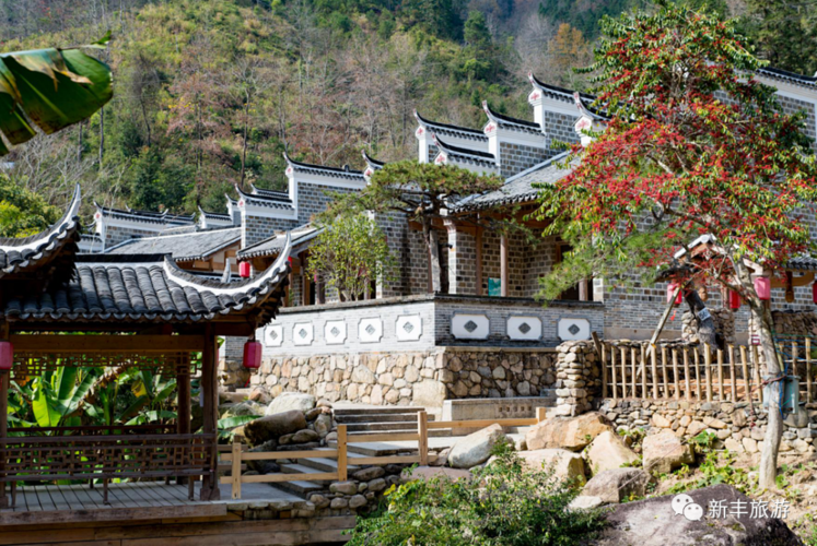 位于山麓的云髻山古镇 被树林包围着 名副其实的坐落于山水之间 里里