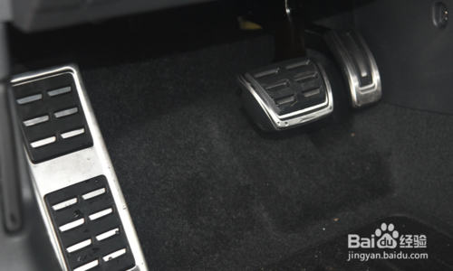 大众高尔夫油箱盖怎么开 油箱盖开关在哪