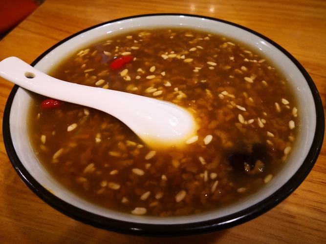 甑糕醪糟~淡淡的醪糟味,淡淡的甑糕味混着淡淡的甜味,甚是美妙.