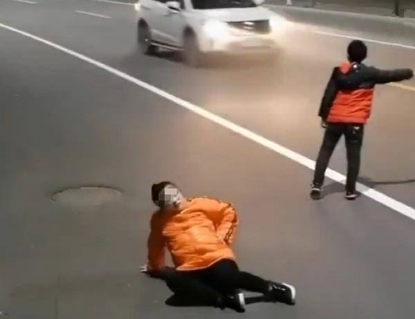 贝赛特氏症:怀孕的妈妈在路边临产,儿子下跪拦车,妈妈比膝下"黄金"更