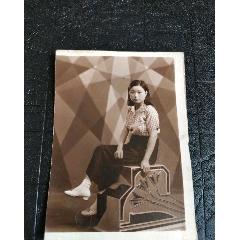 民国穿西装带圆眼镜的帅哥坐照