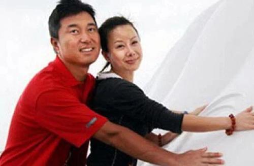 1989年满文军与同乡女孩高晓莹相恋,三年后如花一样年纪的高晓莹就