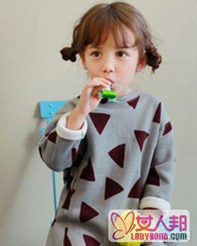 萌萌的小女孩留着短短的头发,很多妈妈都将小女孩的短发披散梳理,这也