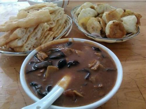 早餐是必须吃的,我们大众喜欢吃包子油条豆浆豆花麻球花卷粉面等,大