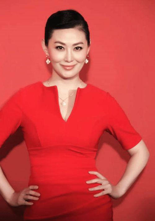 初代潘金莲王思懿穿露肤吊带裙秀好身材49岁风韵犹存