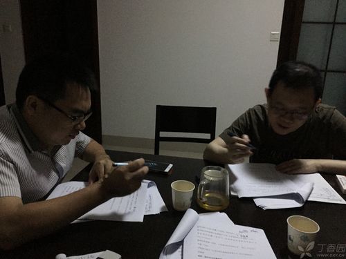 我们晚上还要开会讨论关于诊所的发展.