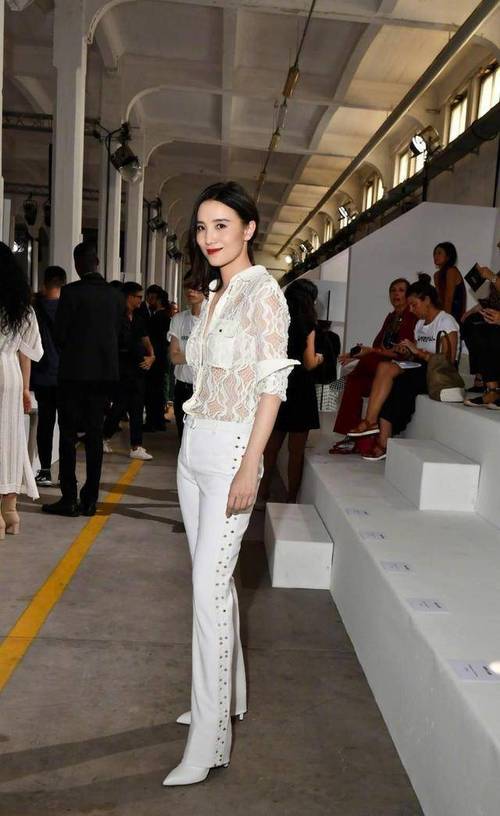 原创39岁宋佳终于放开穿镂空上衣内什么都看得见美得气质高级