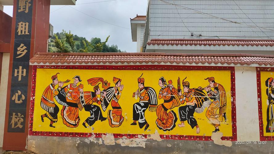 校园围墙上的彝族特色画