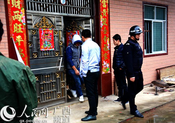 贺州富川:男子上楼顶割腕逼女友"现身"