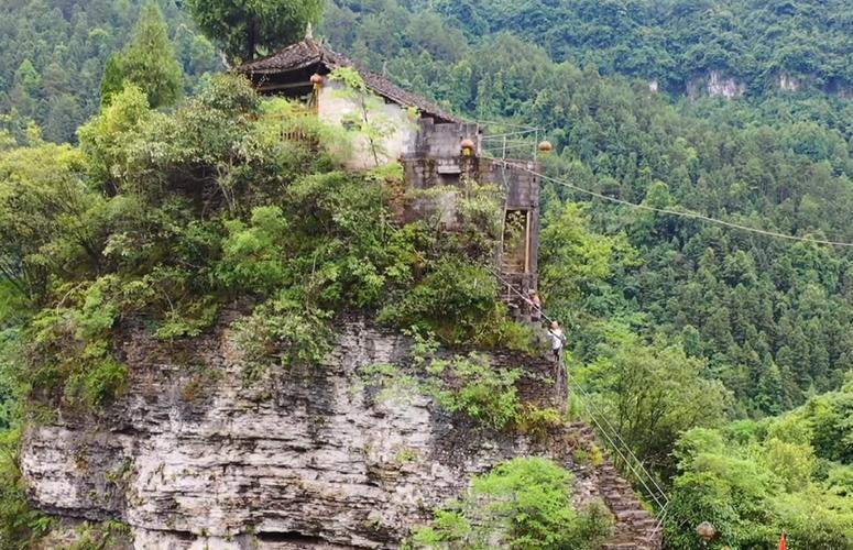 保靖县深山普通民宅,处在悬崖之巅风景优美,面积不大施工难度大