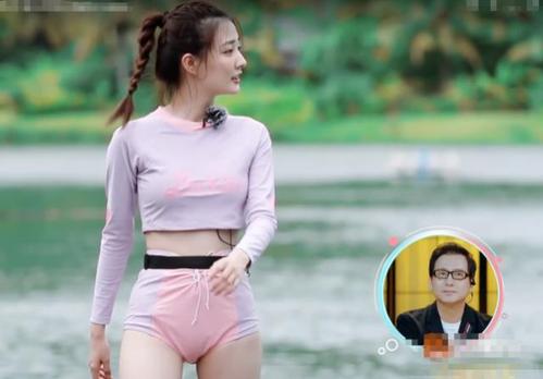 徐璐张铭恩牵手去游泳有谁注意徐爸爸的表情网友妥妥吃醋了