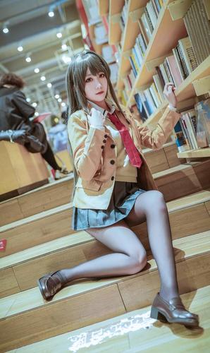 cosplay:在图书馆的樱岛麻衣,穿"黑丝"用各种撩人姿势