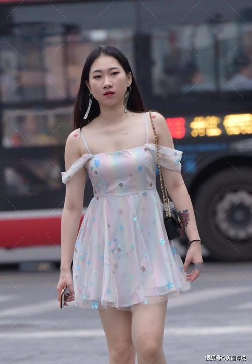 美女街拍:微胖才是女生最美的状态吧!男生都喜欢这种类型吗?