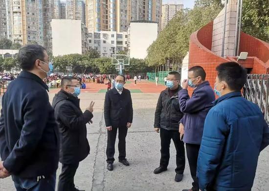 市教育体育局党组书记陈绍坤带队到遂中调研督导校园安全管理工作