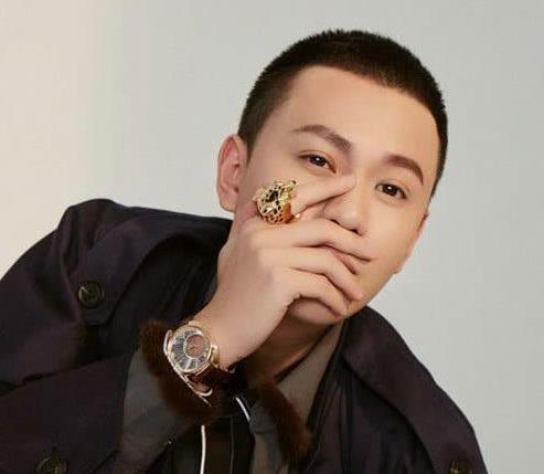 秦俊杰疑似新恋情?颜值不输于杨紫,网友 她们还曾是同学