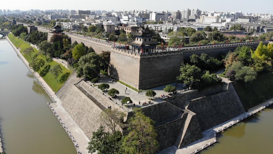 西安城墙的四个城角,为何只有西南角楼是圆的,其他三个是方的?