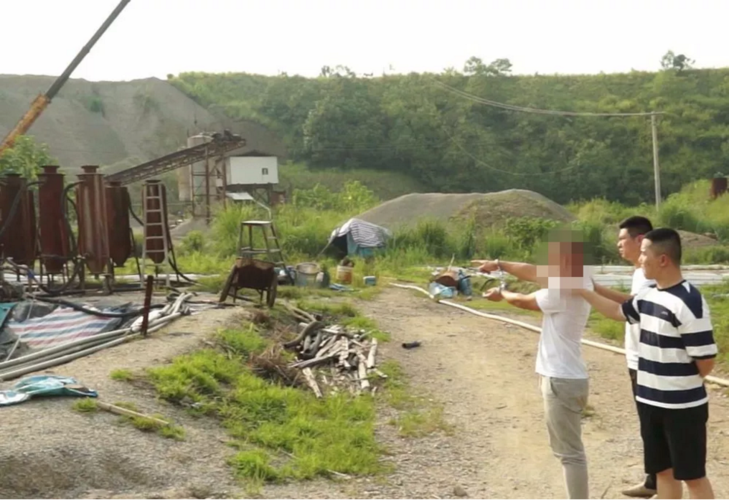 地方网群 江西夜色里,在晴隆县紫马乡路上,抓捕民警通过前后夹击,迅速