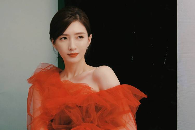 江疏影穿抹胸裙秀白皙香肩 手拿玫瑰气质又纯又欲