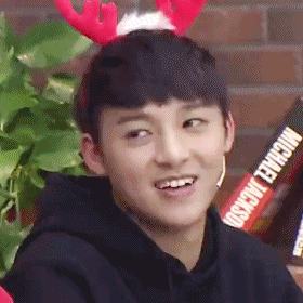 表情包一对小虎牙笑起来萌萌哒的伍嘉成满满的元气