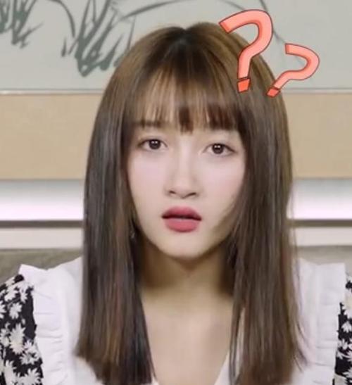 女明星剪齐刘海,热巴精致像芭比娃娃,看见关晓彤:求你