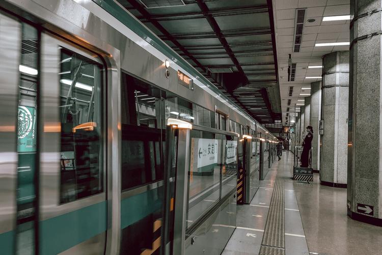 临走前,最后拍一组北京地铁2号线.