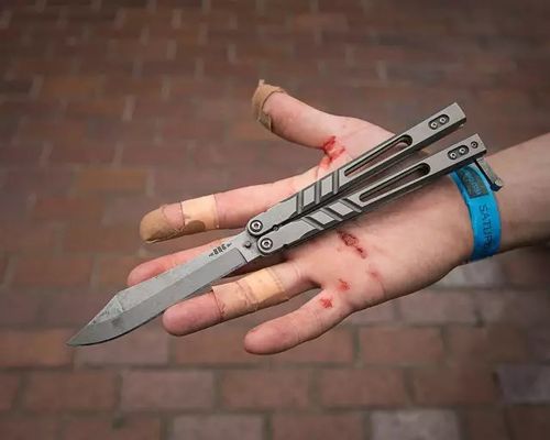 甩蝴蝶刀的看起来像个智障,只有玩刀的才懂他们有多浪