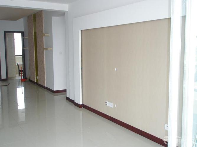 家装客厅红木色踢脚线装修效果图