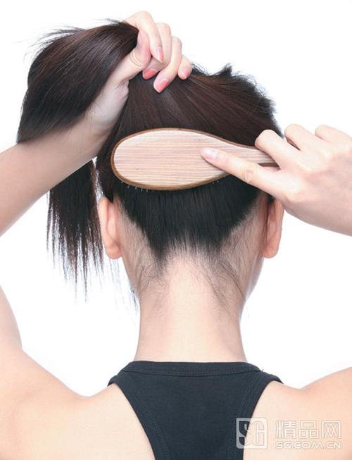 step   然后朝相反的方向,再沿后颈处发际线从后向前梳.