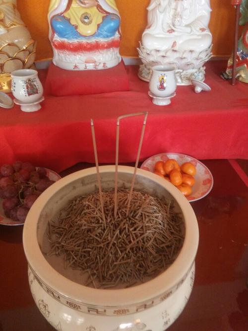 中间香搭左边什么意思,求高人指点