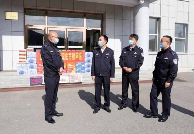 10月1日,市公安局党委委员,常务副局长姜云波带队实地督导国庆节安保