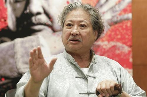 洪金宝瘦身成功自嘲"老鲜肉",和妻子出席颁奖活动大秀恩爱